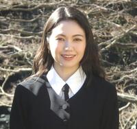 　写真に応じる二階堂ふみ