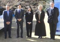 　写真に応じる（左から）田川丈二氏、山中竹春横浜市長、二階堂ふみ、ダニエラ・エルストナー氏、フィリップ・セトン氏