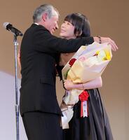 　プレゼンターの柳葉敏郎（左）と抱き合って喜ぶ趣里（撮影・棚橋慶太）