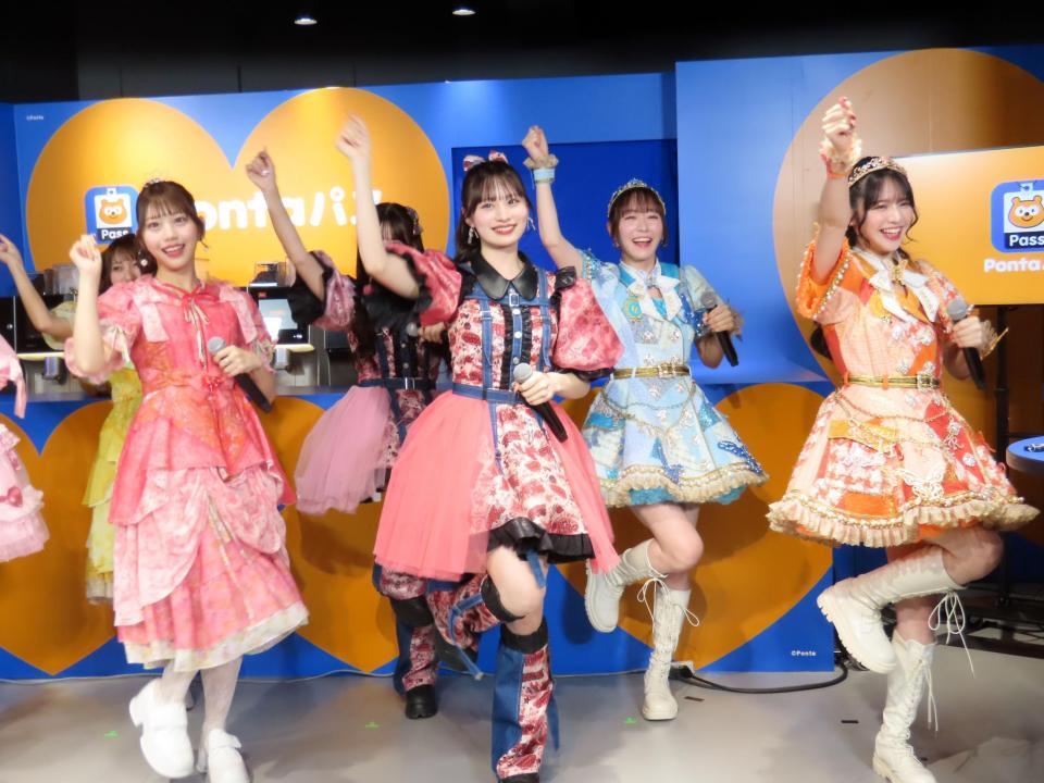 　取材会を盛り上げたＫＡＷＡＩＩ　ＬＡＢ．所属のアイドルたち