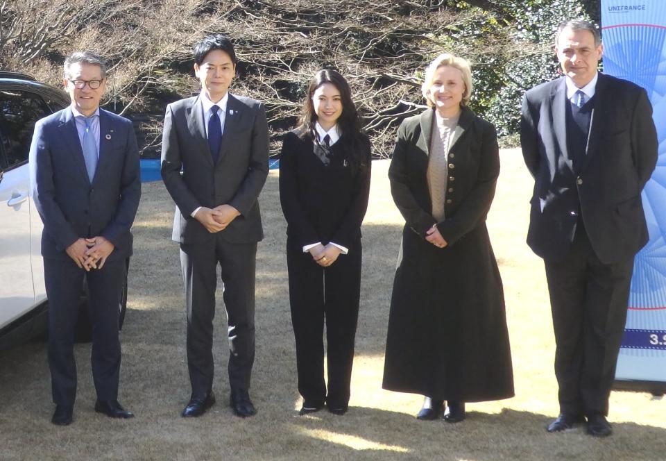 　写真に応じる（左から）田川丈二氏、山中竹春横浜市長、二階堂ふみ、ダニエラ・エルストナー氏、フィリップ・セトン氏