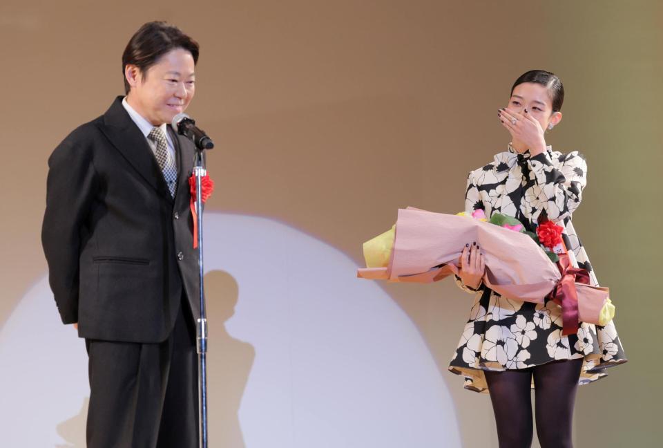 　阿部サダヲ（左）の祝辞に爆笑する河合優実（撮影・棚橋慶太）