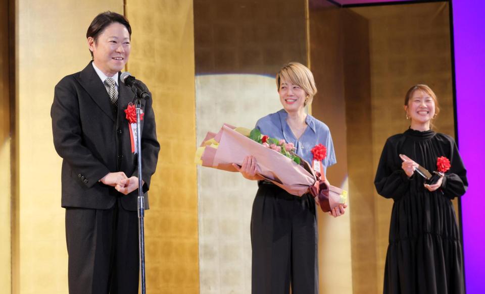 　プレゼンターで登場した阿部サダヲ（左）＝撮影・棚橋慶太