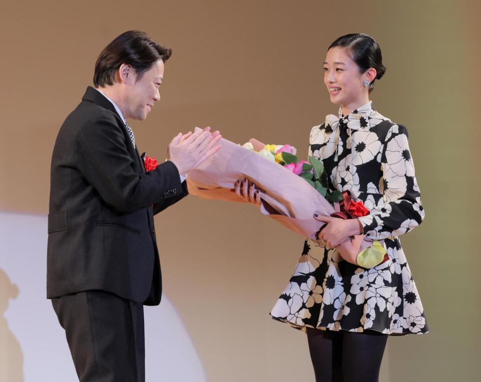 　阿部サダヲ（左）から花束を受け取る河合優実（撮影・棚橋慶太）