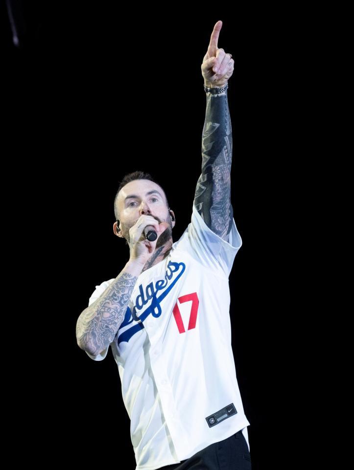 　大谷選手のユニホーム姿で歌うマルーン５のヴォーカルのアダム・レヴィーン（撮影・Ｒｙｏｔａ　Ｍｏｒｉ）