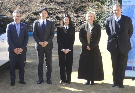 　写真に応じる（左から）田川丈二氏、山中竹春横浜市長、二階堂ふみ、ダニエラ・エルストナー氏、フィリップ・セトン氏