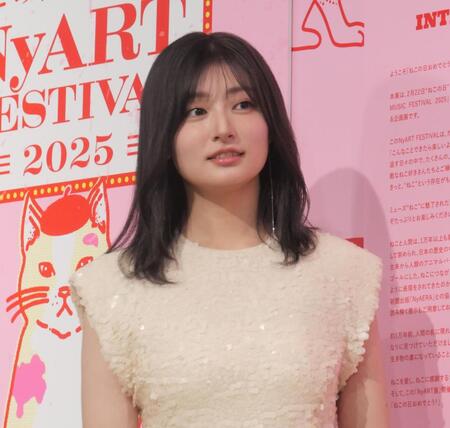 　内覧会に出席した吉川愛