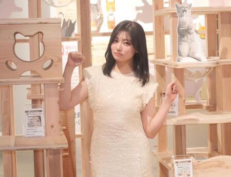 　可愛らしく猫のポーズで撮影に応じた吉川愛