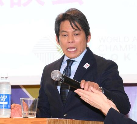 　マイクのスイッチがＯＦＦで驚く織田裕二（撮影・堀内翔）