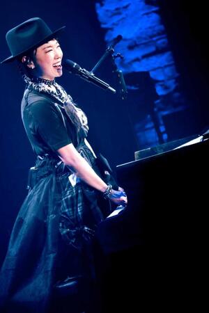 　ピアノでパフォーマンスする松任谷由実（撮影・田中聖太郎）