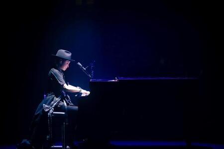 　ピアノでパフォーマンスする松任谷由実（撮影・田中聖太郎）