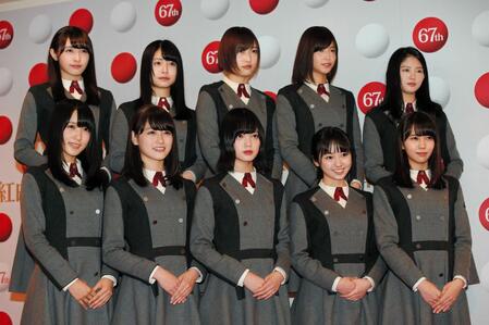 　紅白歌合戦に向け抱負を語った欅坂４６の（左から）菅井友香、守屋茜、平手友梨奈、今泉佑唯、小林由依（後列左から）渡辺梨加、長濱ねる、志田愛佳、渡邉理佐、鈴本美愉＝２０１６年１２月