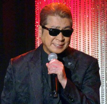 　熱唱する山川豊