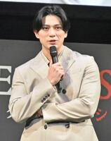 　登壇した新田真剣佑
