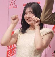 　恥じらいつつ猫のポーズで撮影に応じた吉川愛