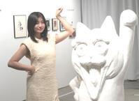 　作品と並びかわいらしい猫のポーズで撮影に応じた吉川愛