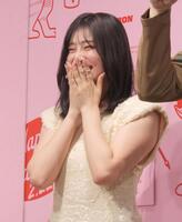 　猫のポーズを披露後に思わず赤面する吉川愛