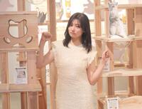 　可愛らしく猫のポーズで撮影に応じた吉川愛