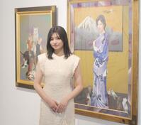 　作品と並び撮影に応じた吉川愛