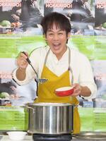 　自慢の特製シチューをふるまう森崎博之