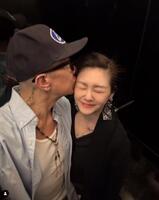 　ク・ジュンヨプ公式インスタグラム＠ｄｊｋｏｏより　ク・ジュンヨプ（左）とバービィー・スーさん