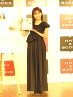 写真集を手に笑顔を見せる大原優乃