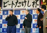　公演のあいさつに登場したビートたけし（左）