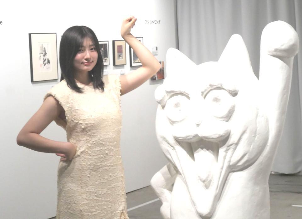 　作品と並びかわいらしい猫のポーズで撮影に応じた吉川愛