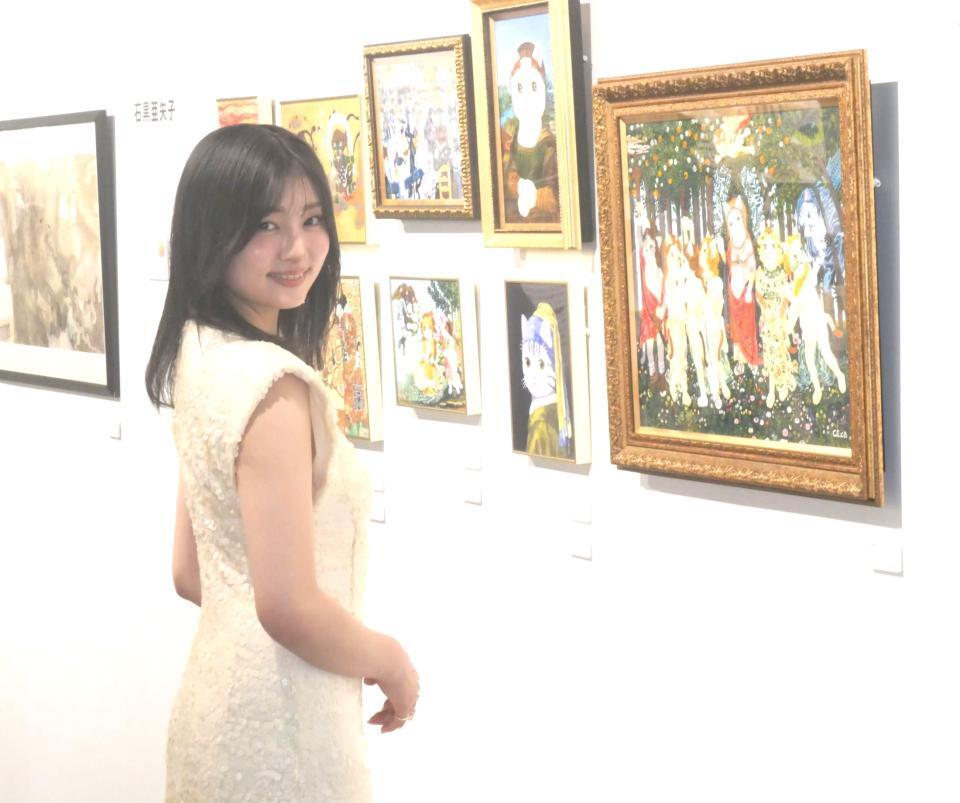 　作品と並び撮影に応じた吉川愛