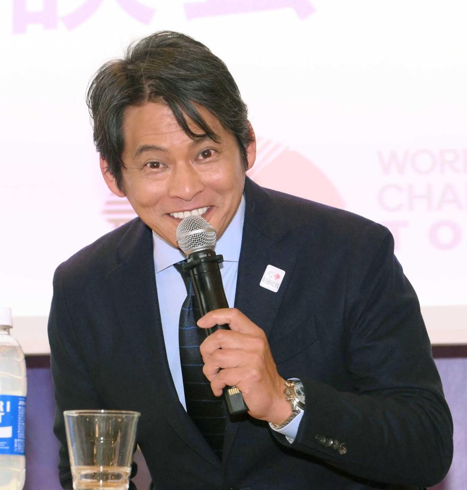 　二度目のあいさつをする織田裕二（撮影・堀内翔）