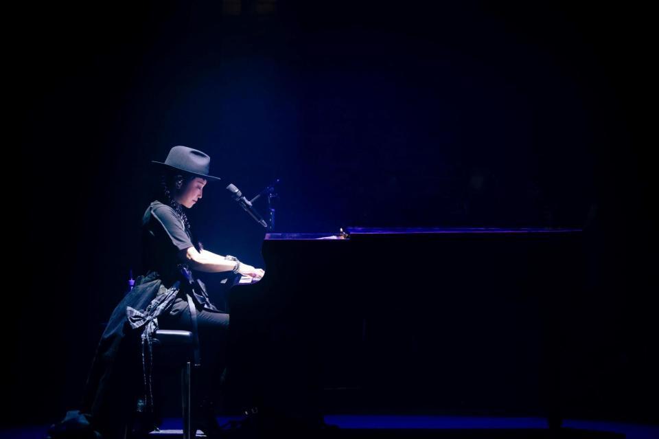 　ピアノでパフォーマンスする松任谷由実（撮影・田中聖太郎）