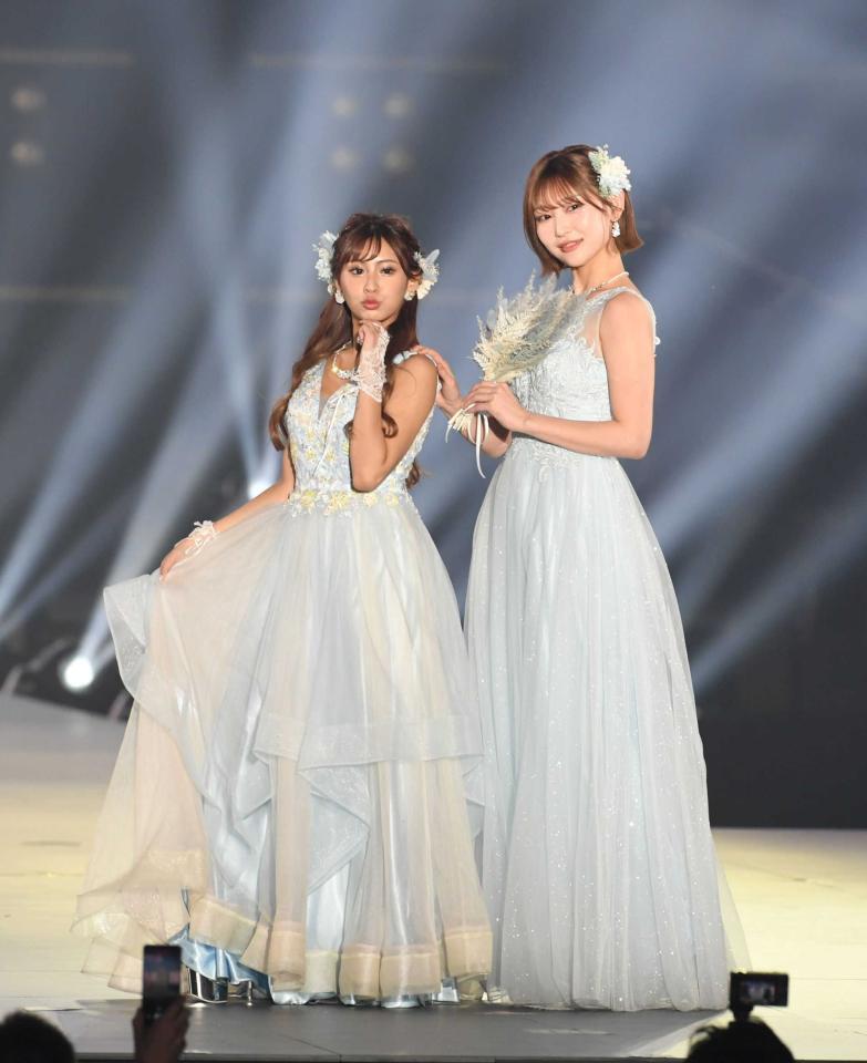 　ランウェイを歩く志田愛佳（右）と星野ティナ＝２０２３年３月