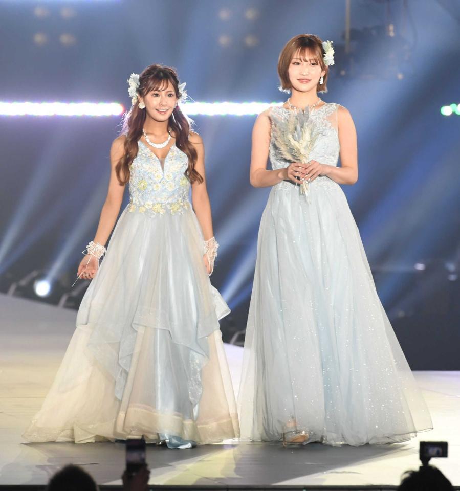 　ランウェイを歩く志田愛佳（右）と星野ティナ＝２０２３年３月