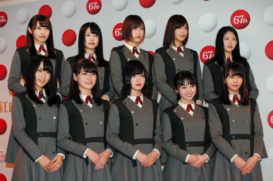 　紅白歌合戦に向け抱負を語った欅坂４６の（左から）菅井友香、守屋茜、平手友梨奈、今泉佑唯、小林由依（後列左から）渡辺梨加、長濱ねる、志田愛佳、渡邉理佐、鈴本美愉＝２０１６年１２月