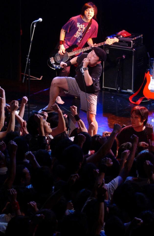 　熱いステージを見せるガガガＳＰ（スペシャル）のコザック前田（手前）と桑原康伸さん（奥）＝２００５年１月