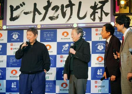 　公演のあいさつに登場したビートたけし（左）