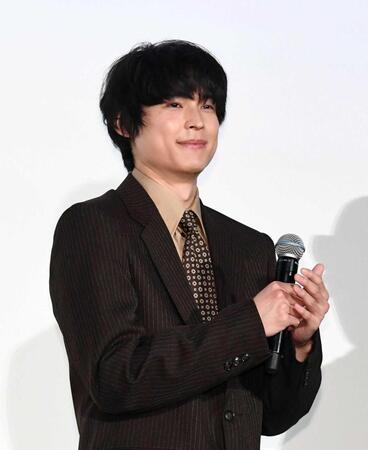 　壇上で笑顔を見せる松村北斗（撮影・園田高夫）