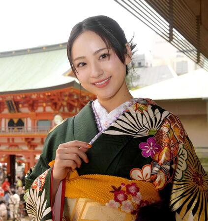 　笑顔でポーズをとる平祐奈（撮影・石井剣太郎）