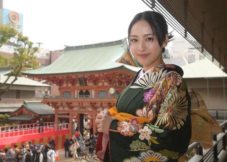 　ポーズを決める平祐奈（撮影・石井剣太郎）