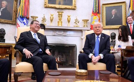 　トランプ米大統領（右）との会談で、笑顔を見せる石破首相（共同）