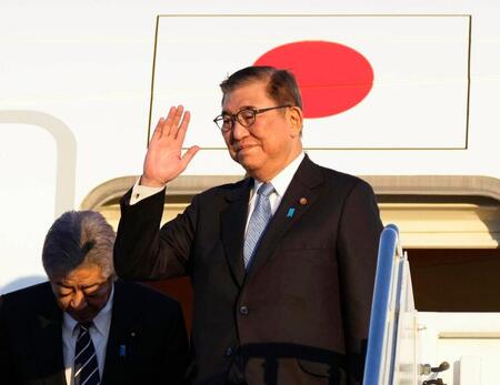 　米国での外交日程を終え、ワシントン郊外のアンドルーズ空軍基地から帰国の途に就く石破首相（共同）