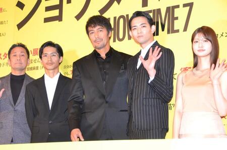 　映画「ショウタイムセブン」公開記念舞台あいさつに登場した（左から）渡辺一貴監督、錦戸亮、阿部寛、竜星涼、生見愛瑠