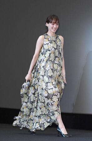 　あでやかなロングドレスで登壇する綾瀬はるか（撮影・園田高夫）