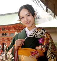 　笑顔でポーズをとる平祐奈（撮影・石井剣太郎）