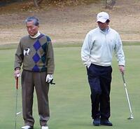 　フジテレビ杯で一緒にゴルフを楽しむ当時ヤクルト・古田監督（右）とフジテレビの日枝会長＝２００５年１２月７日