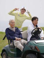 　Ｖサインを決める稲見萌寧（後方）。手前左から日枝久フジサンケイグループ代表（当時）、ゴルフ解説者の戸張捷氏＝２０２２年４月