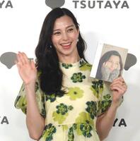 　フォトエッセイ「明日へのことば」刊行イベントに出席した中条あやみ