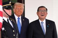 　ホワイトハウスでトランプ米大統領の出迎えを受ける石破首相（右）＝（ＡＰ＝共同）