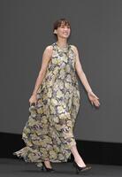 　あでやかなロングドレスの衣装で登壇する綾瀬はるか（撮影・園田高夫）