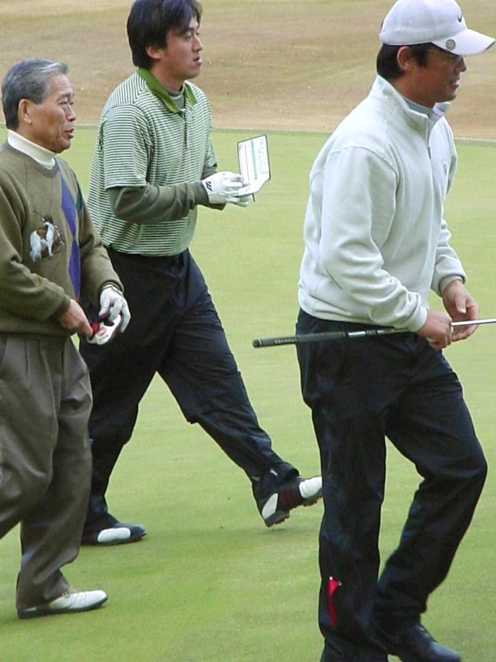 　フジテレビ杯ゴルフを終えた当時ヤクルト・古田監督（右）と石井一久（中）と日枝久フジテレビ会長（左）＝２００５年１２月７日